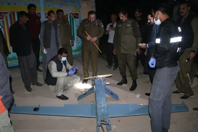 د پاکستان امنیتي ځواکونه د طالبانو د حکومت هغه ډرون په څېړلو بوخت دي، چې د دې هېواد په یوه سیمه کې راپرځېدلی ده.