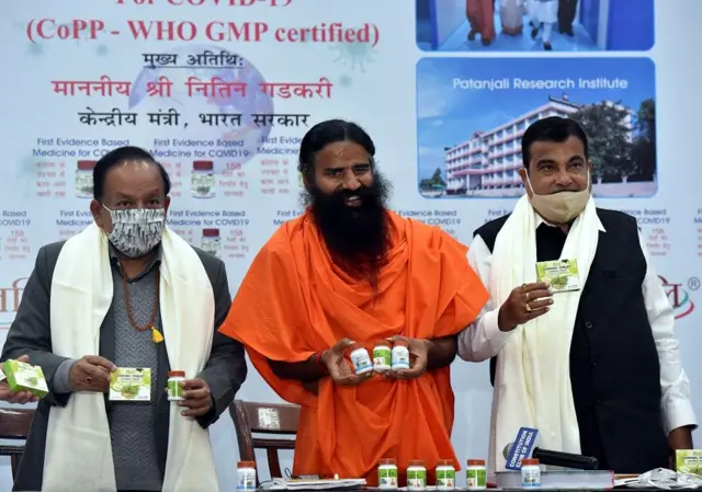 कोरोनिल की लॉन्चिंग के समय रामदेव के साथ मंच पर हर्षवर्धन और नितिन गडगरी मौजूद थे