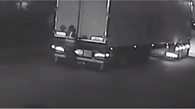 Maurice Robinson mở cửa xe và phát hiện ra những thi thể bên trong, được ghi lại trên CCTV