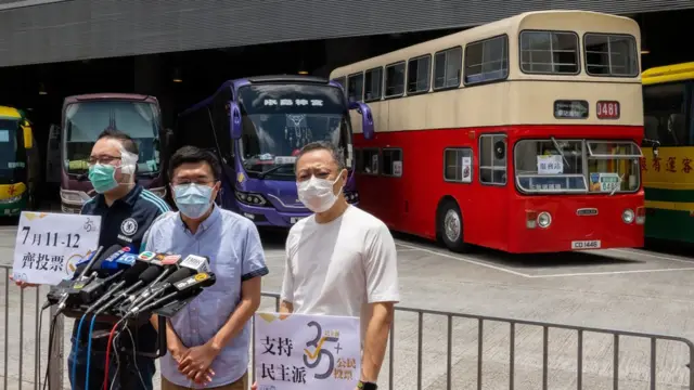 (左至右)香港西九龙高铁站巴士总站外赵家贤、区诺轩与戴耀廷对记者讲话(11/7/2020)