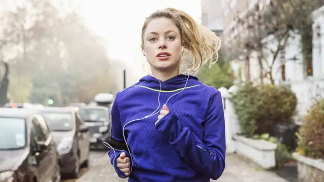 Mujer corriendo en la calle.