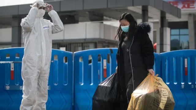 Polis kendini koruyucu kıyafet giyiyor