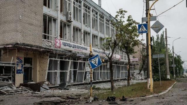 Hàng nghìn dân thường vẫn ở Severodonetsk khi Nga bao vây những người lính Ukraine cuối cùng trong vùng Luhansk