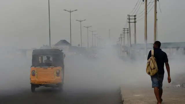 सरकार ने शहर में प्रदूषण के आपातकाल की घोषणा कर दी है.