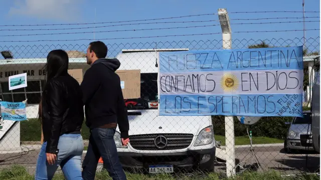 Bandeiras argentinas na frente da base navalslot que paga de verdadeMar del Plata