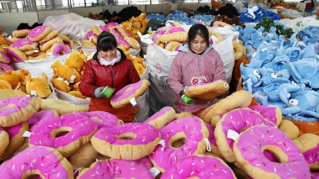 فتيات يعملن في مصنع في الصين
