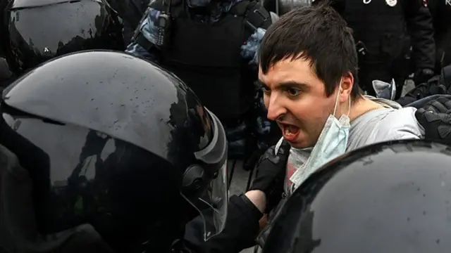 Etirazçını həbs edən polis