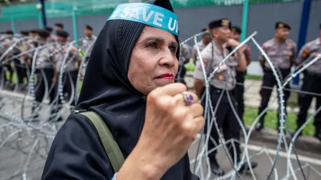 இந்தோனீசியாவில் உள்ள சீன தூதரகத்துக்கு முன் உய்கர் முஸ்லிம்கள் மீதான சீன நடவடிக்கையை எதிர்த்து போராட்டம்