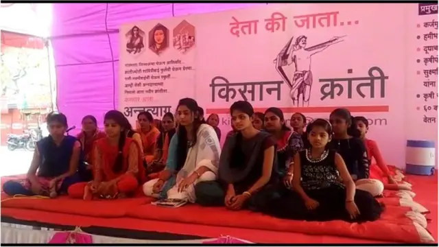 उपोषणाला बसलेल्या मुली