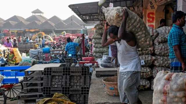 உலக உணவு தினம்: உணவு விலையேற்றத்திற்கு நாம் பழகிக் கொள்ள வேண்டுமா?