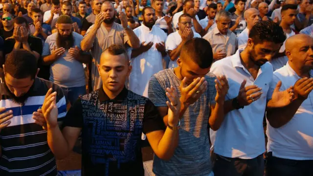 الاحتفال بإزالة البوابات الإلكترونية