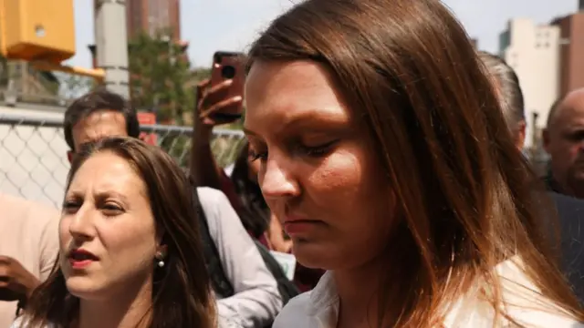 Michelle Licata (izquierda) y Courtney Wild acudieron en julio a una de las vistas contra Jeffrey Epstein