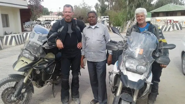 Anthony iyo Mike waxaa la taagan wariyaha BBC Axmed Siciid Cige