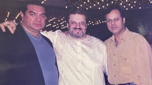 नितीन मुकेश आणि शैलेंद्र यांच्यासोबत तुलसी रामसे