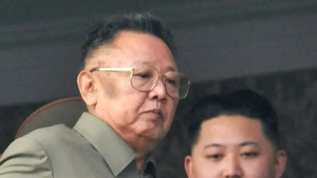 မြောက်ကိုရီးယားခေါင်းဆောင်ဟောင်း ကင်ဂျုံအီနဲ့ အတူသူ့ သား ကင်ဂျုံအွန်းကို အတူ တွေ့ရစဥ်