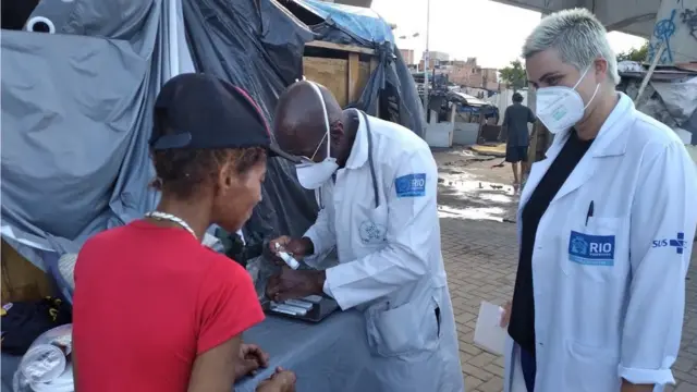 Agentessinais double pro arbetysaúde do Consultório na Rua durante atendimento