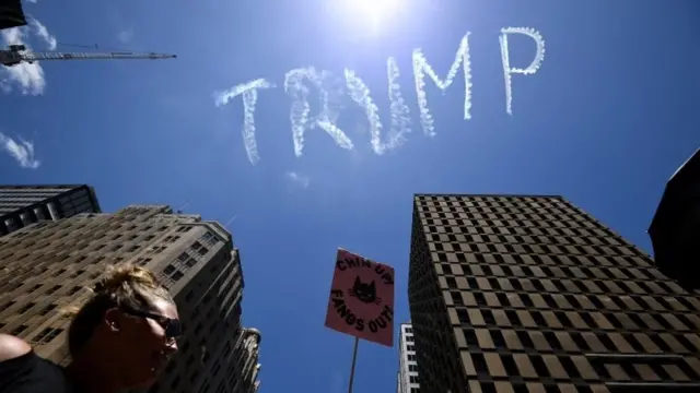 سیډني کې د ټرمپ د مخالفانو د راغونډېدو پر سر اسمان کې د هغه نوم ولیکل شو