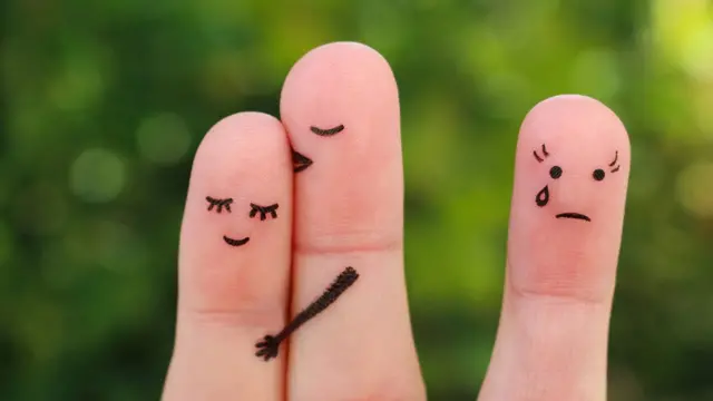 Dedo con cara triste por estar solo