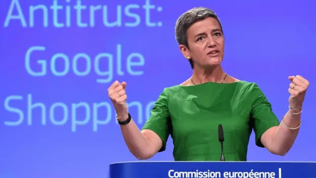 Margrethe Vestager mostrando los puños en una conferencia de prensa