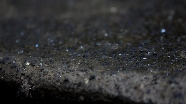 По оценкам местных геологов, в городских стенах и зданиях - примерно 72 000 тонн алмазов