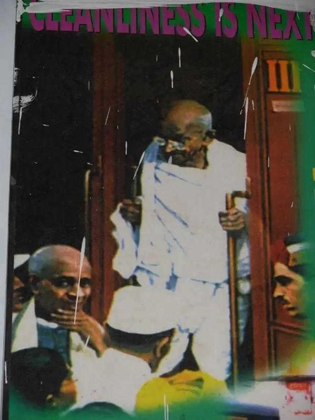 శ్రీకాకుళం జిల్లా దూసి రైల్వేస్టేషన్‌ ‌లో గాంధీజీ