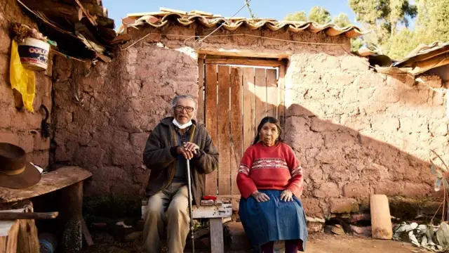 Penduduk asli Sangarará Enrique Arnedo Oimas (kiri) menyebut Tito Condemayta, "pahlawan perempuan Pertempuran Sangarará"