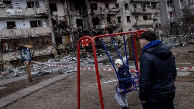 Ukrayna Kiyev Rusiya bu gün Kiyevə girdi Kiyevdə dağıntılar Rus qoşunlarının bombardmanından sonra yanan bina