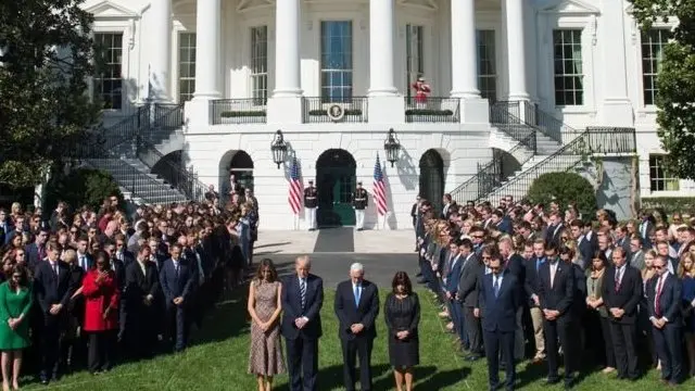 Presiden Trump dan Wakil Presiden Pence memimpin upacara hening cipta selama satu menit di halaman Gedung Putih.