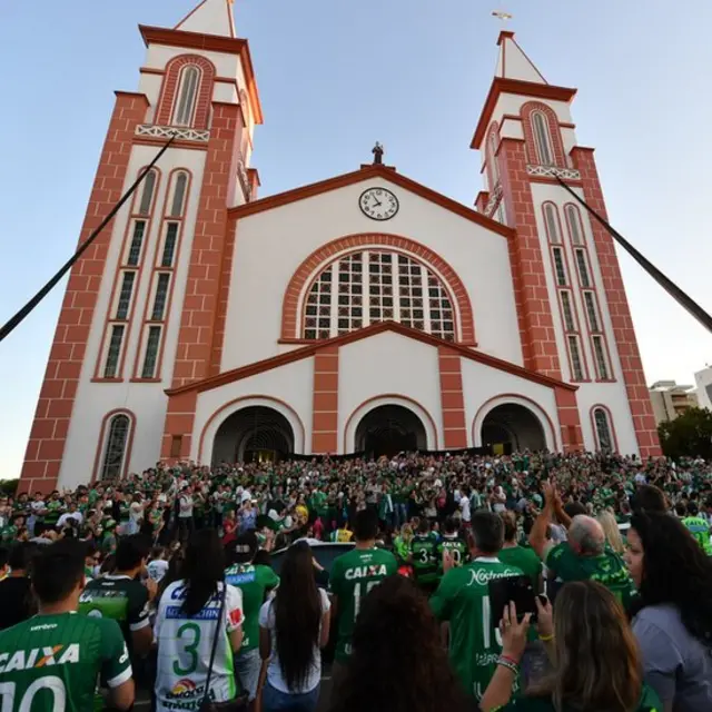Muchos se congregaron delante de la catedral de Chapecó para una misa