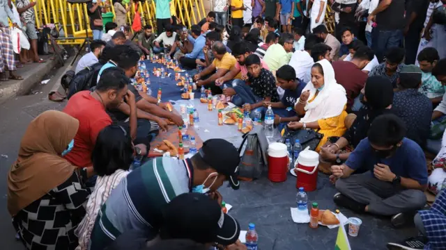 විරෝධතාවයේ නියුතු ඉස්ලාම් භක්තිකයින් තම ඉෆ්තාර් සමයේ තම දෛනික උපවාස නිමකරමින් සිටින අවස්ථාවක්