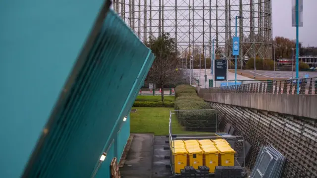 İngiltere'nin Manchester şehrinde bir spor merkezi aşılama merkezine dönüştürülüyor.