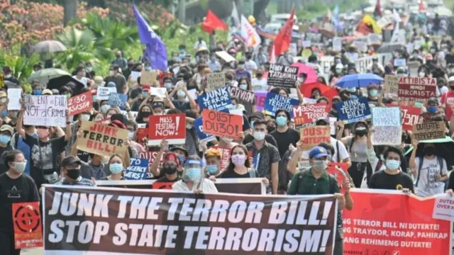 Демонстрация против политики Дутерте