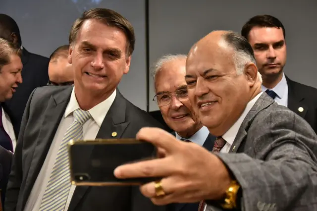 Bolsonaro faz selfie com deputados evangélicos