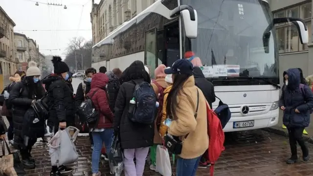 คนกำลังขึ้นรถบัส