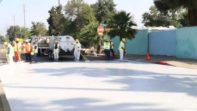 Aplicação de CoolSeal sobre uma rua de Los Angeles