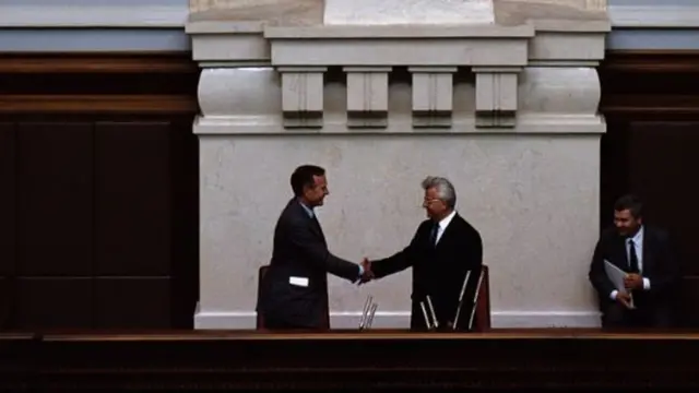 Джордж Буш-старший и президент Украины Леонид Кравчук после произнесения Бушем знаменитой речи "Котлета по-киевски" в зале Верховной Рады Украины в Киеве 1 августа 1991 года