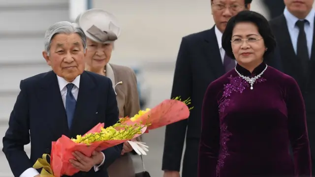 Japan's Emperor Akihito (L) and Empress Michiko (2nd L) are greeted by Vietnamese Vice president Dang Thi Ngoc Thinh (2nd R) and other Vietnamese officials upon their arrival at Hanoi's International airport Noi Bai on February 28, 2017