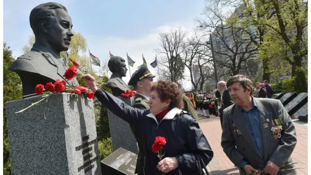 До "Алеї героїв Чорнобиля" приносили квіти.