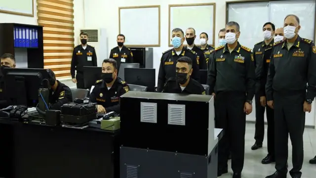 رسانه های جمهوری آدربایجان تصاویری را منتشر کرده اند که می گوید مقام های نظامی این کشور را در حال نظارت بر مانور دو روزه در باکو نشان می دهد