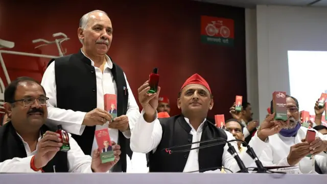 समाजवादी पार्टी के अध्यक्ष अखिलेश यादव के साथ पम्पी जैन