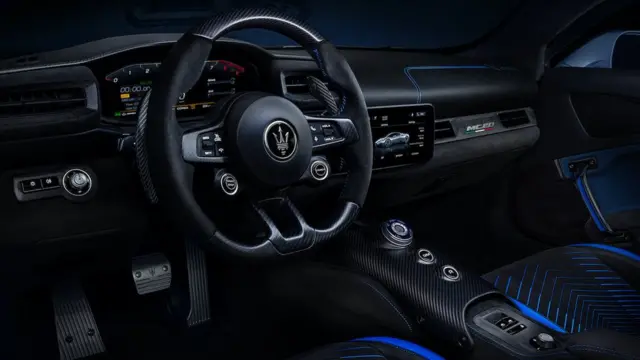 برای سبکتر شدن ماشین، شاسی و بخشهای مختلف اتاق با فیبر کربن ساخته شده است