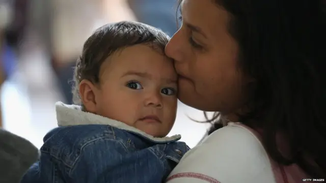 Madre besando a un niño.