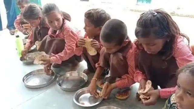 मिड डे मील में नमक और रोटी मिलने वाली ख़बर की तस्वीर