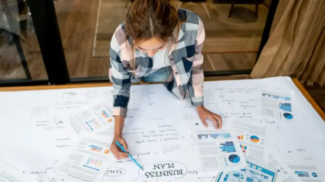 Mujer haciendo un plan de negocios