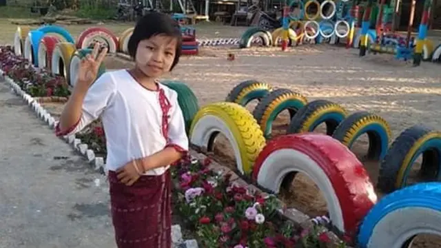 ရွာက ကိုယ်ထူကိုယ်ထစနစ်နဲ့ လုပ်ဆောင်ထားတဲ့ ကျောင်းရှေ့က ကလေးကစားကွင်း