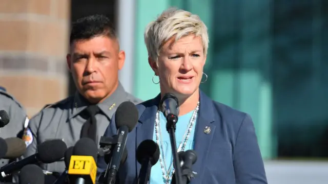 La fiscal Mary Carmack-Altwies hablando con periodistas