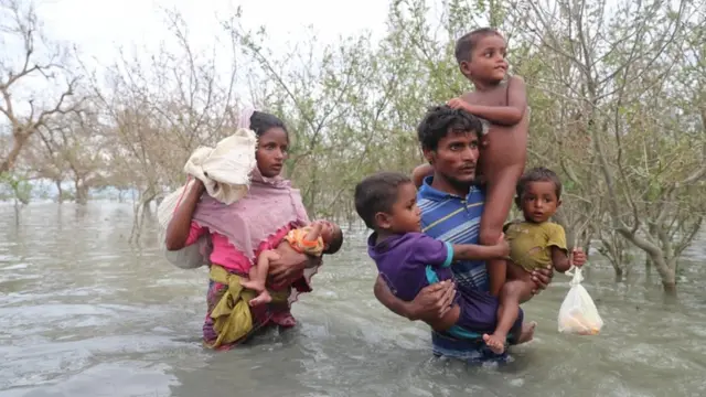 Refugiados da minoria rohingya cruzando rio para chegar em Bangladesh em 2017