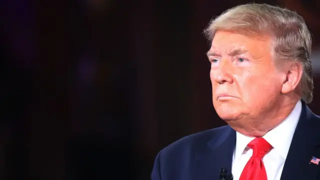 Хроніки коронавірусу. УЄФА радить дограти сезон, Трамп тимчасово забороняє грінкартки