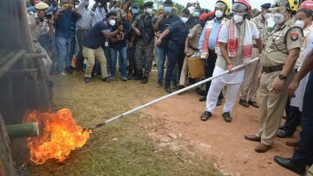 ज़ब्त किए ड्रग्स को आग लगाते हिमंत बिस्व सरमा