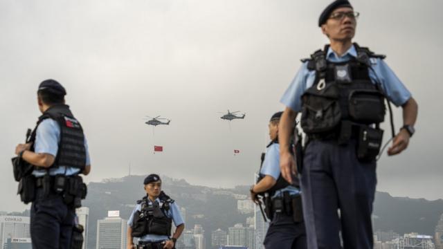 港府擬扩大警方执法权，可将羈留時間大幅延长至14天，并可阻止被扣留人士諮詢某律師。